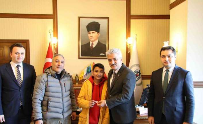 Erzincanlı 12 yaşındaki Muhammet Ensar Çelik, biriktirdiği harçlıklarıyla satın aldığı