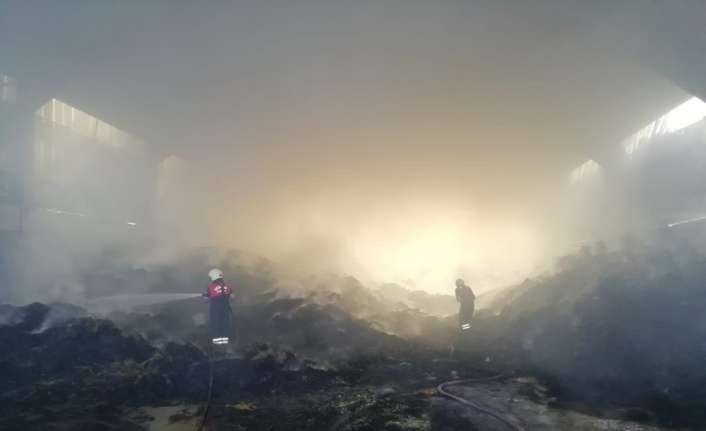 Erzincan’ın Yeşilçay köyünde meydana gelen yangında yaklaşık 140 ton saman