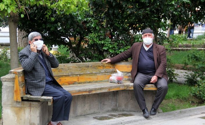 Korona virüs dolayısıyla uygulanan kısıtlama nedeniyle evlerinden dışarı çıkamayan 65