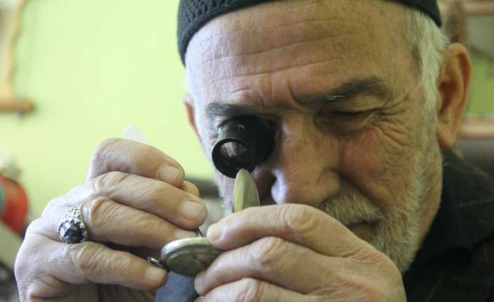 Hayatının 55 yılını saatler arasında geçiren tamirci Sebahattin Tanoğlu, yarım