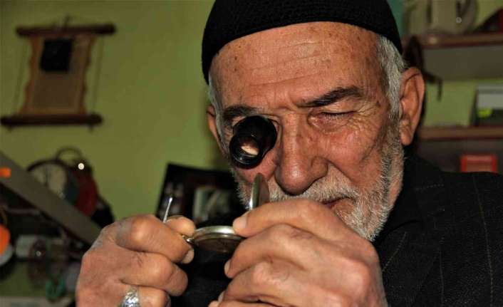 Hayatının 55 yılını saatler arasında geçiren tamirci Sebahattin Tanoğlu, yarım