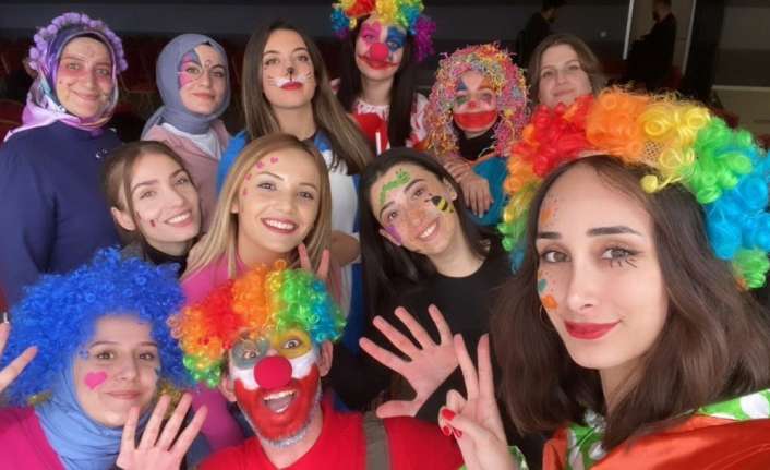 ERZİNCAN’DA ÜNİVERSİTELİ BİR GRUP GENÇ, PALYAÇO KOSTÜMÜYLE GİRDİKLERİ MENGÜCEK GAZİ