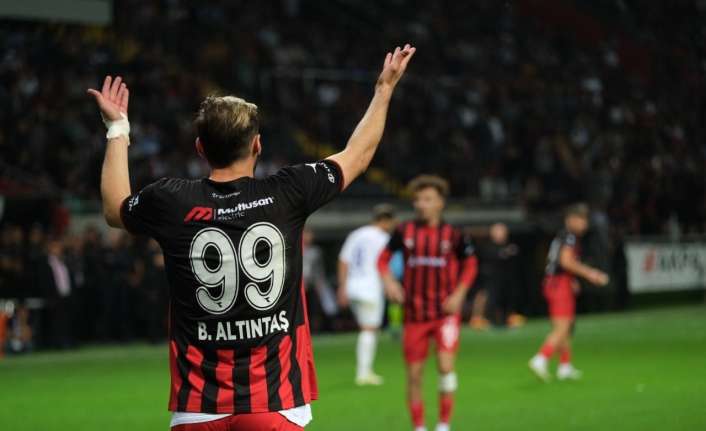 TFF 2. Lig Beyaz Grup’ta 24Erzincanspor-Şanlıurfaspor maçını yönetecek hakemler açıklandı.