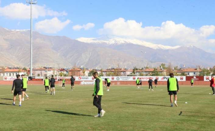 24Erzincanspor’da 5 futbolcunun Covid-19 test sonuçları pozitif çıktı.