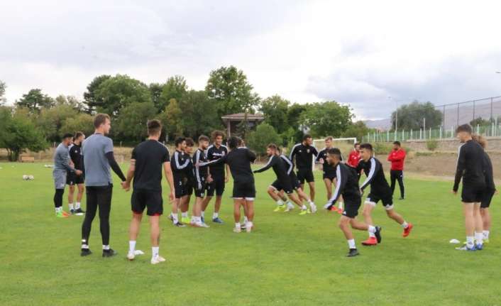 MİSLİ.COM 2. LİG BEYAZ GURUPTA MÜCADELE EDEN 24ERZİNCANSPOR, KENDİ SAHASINDA