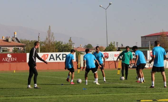 TFF Misli.com 2. Lig Beyaz grupta mücadele eden 24 Erzincanspor,