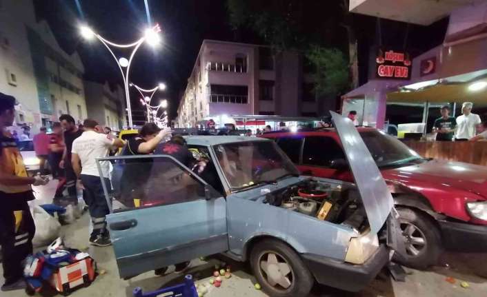 Erzincan’da 3 aracın karıştığı trafik kazasında otomobilde sıkışan sürücü AFAD,
