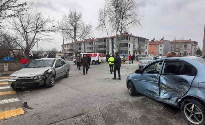 Erzincan’da 3 aracın karıştığı trafik kazasında 1 kişi yaralandı.