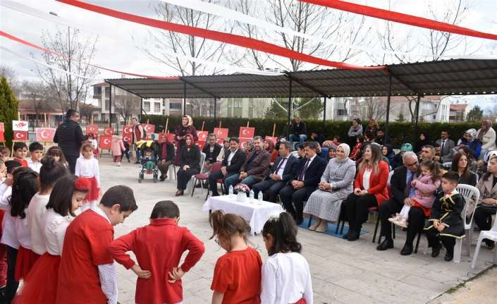Minik yüreklere bayrak ve vatan sevgisini nakşetmek amacı ile Mimar