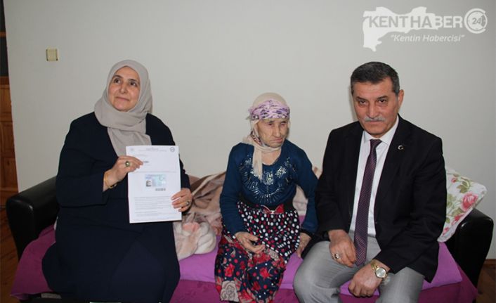 Erzincan’da yaşayan Cemile Dağdal 85 yaşında ilk kez nüfus cüzdanı