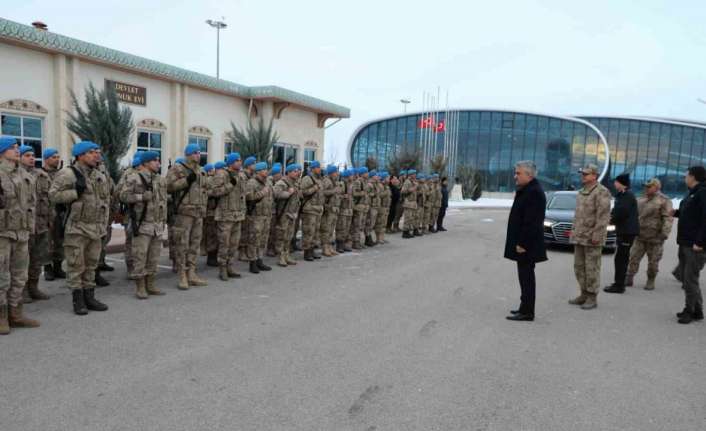 Afet bölgesindeki depremzedelere destek vermek için Erzincan’ın Refahiye ilçesi Jandarma