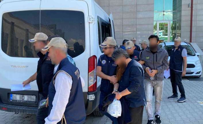 Erzincan’da merkezli 3 ilde düzenlenen DEAŞ operasyonunda yakalanan ve gözaltı