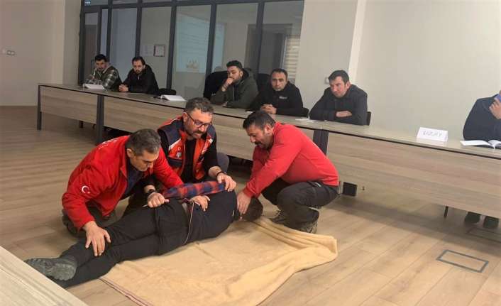 Erzincan İl Afet ve Acil Durum (AFAD) Müdürlüğü görevlileri, vatandaşlara
