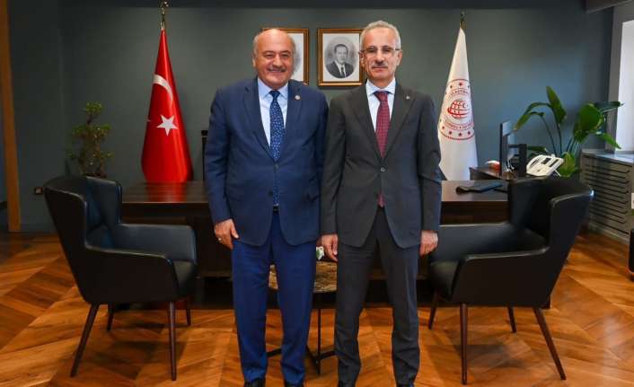 Ulaştırma ve Alt Yapı Bakanı Abdulkadir Uraloğlunu makamında ziyaret eden