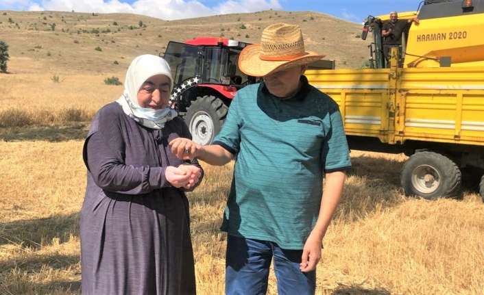 AK Parti Genel Başkanvekili Binali Yıldırım, memleketinde arpa ekili arazide