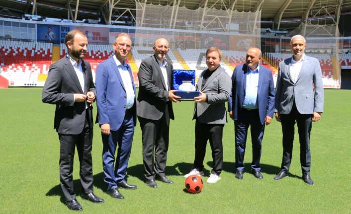 İçerisinde spor salonlarıyla, şehir manzaralı restoranı, alışveriş merkezi ve otoparkı