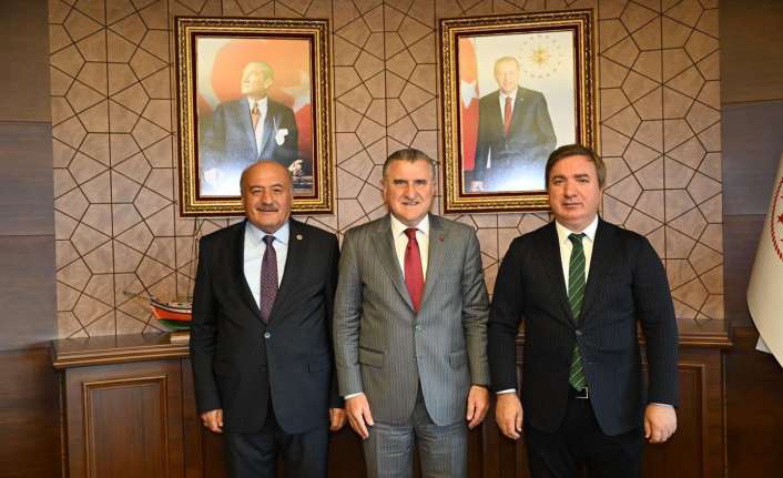 AK Parti Milletvekili Karaman’dan Gençlik ve Spor Bakanı Osman Aşkın Bak 'a Ziyaret Gençlik ve Spor Bakanı Osman Aşkın Bak 'ı makamında ziyaret