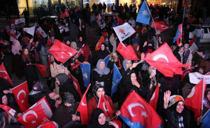 AK PARTİLİLERE MİTİNG GİBİ KARŞILAMA