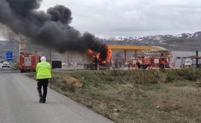 Erzincan’da bir akaryakıt istasyonunda alev alan kamyon itfaiye ekiplerinin müdahalesi