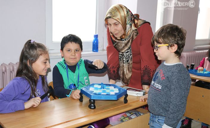 Erzincan Melikşah ilkokulunda e-TWİNNNİNG projesi kapsamında zekâmı oyunlar ile geliştiriyorum