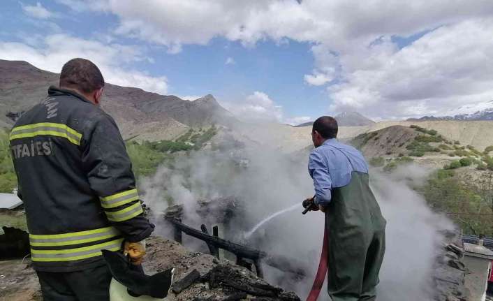 Erzincan’ın Kemah ilçesinde bir evin odunluğunda çıkan yangın itfaiye ekipleri