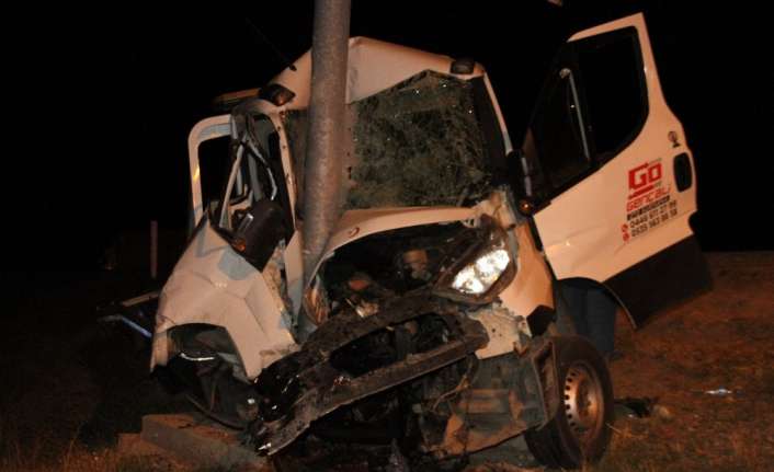 Erzincan’da sürücüsünün direksiyon hakimiyetini kaybettiği araç, şarampoldeki trafik levhasına saplanarak