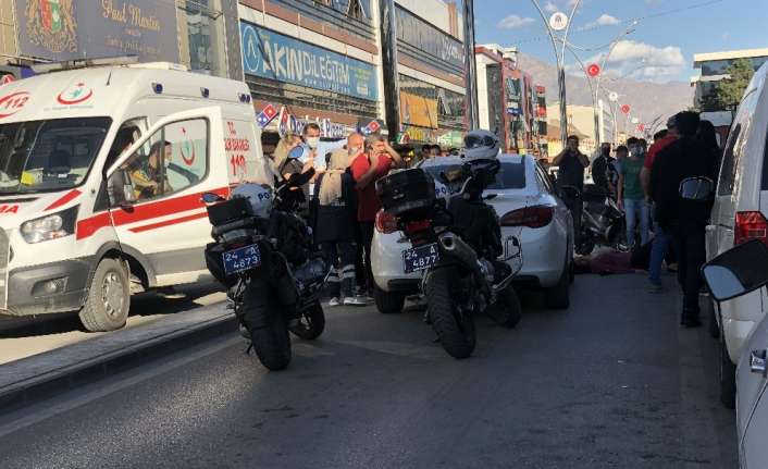 Erzincan’da otomobilin çarptığı kadının oğlu, sürücüye saldırdı. Sürücü, genç adam