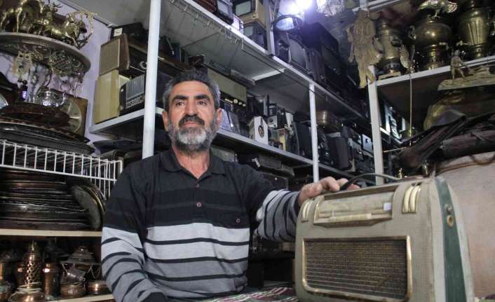 Erzincan’da esnaf Hasan Akın, başladığı hobi sayesinde yüz binlerce antika
