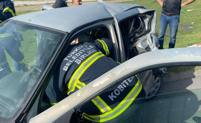 Erzincan merkezde iki aracın karıştığı trafik kazasında aracın içerisinde sıkışan