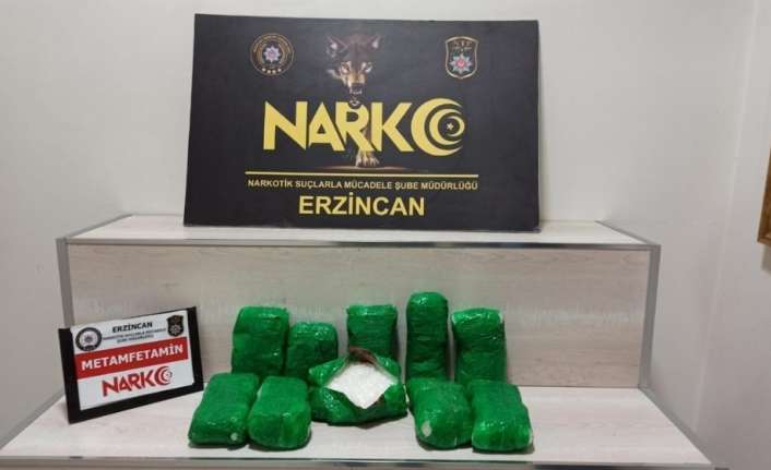 Erzincan’da yol uygulamasında aracın ön tamponuna zulalanmış 5 kilo 49