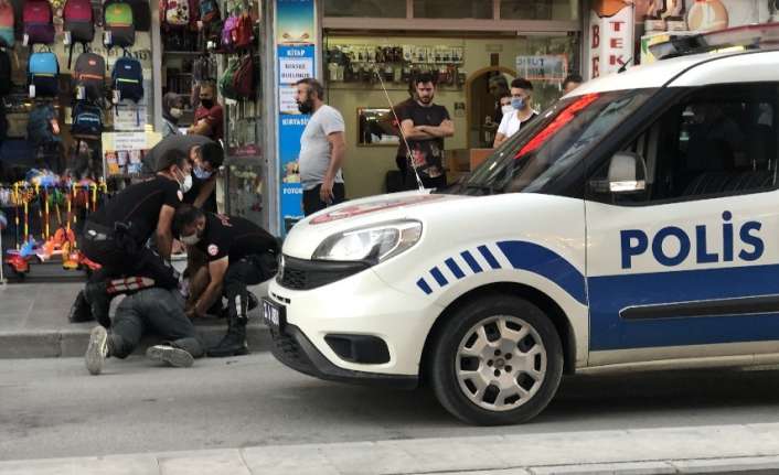 ERZİNCAN’DA AŞIRI ALKOLLÜ HALDE ARACINI YOL ORTASINDA BIRAKIP KAÇMAYA ÇALIŞAN
