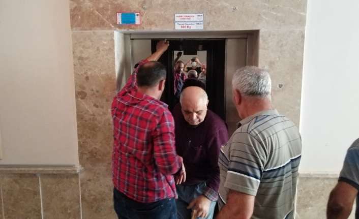 ASANSÖRDE MAHSUR KALAN VATANDAŞ UZUN UĞRAŞLAR SONUCU KURTARILDI