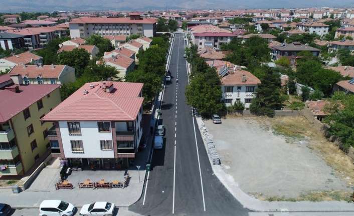 Erzincan’da asfaltlanan caddelere yol şerit çizgileri çizildi.