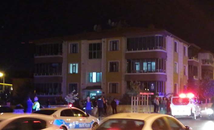 Bahçe duvarını aşıp binaya çarptı Erzincan’da meydana gelen trafik kazasında bir araç bahçe duvarını aşıp