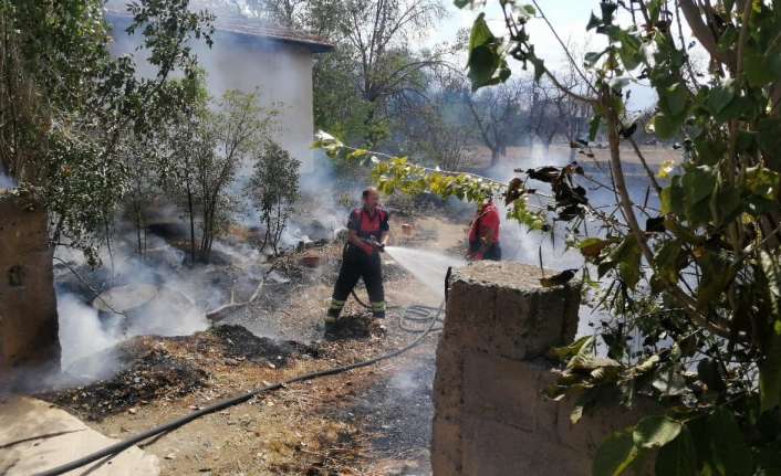 Erzincan’da bahçede kuru otların tutuşması çıkan yangın evlere sıçramadan kontrol