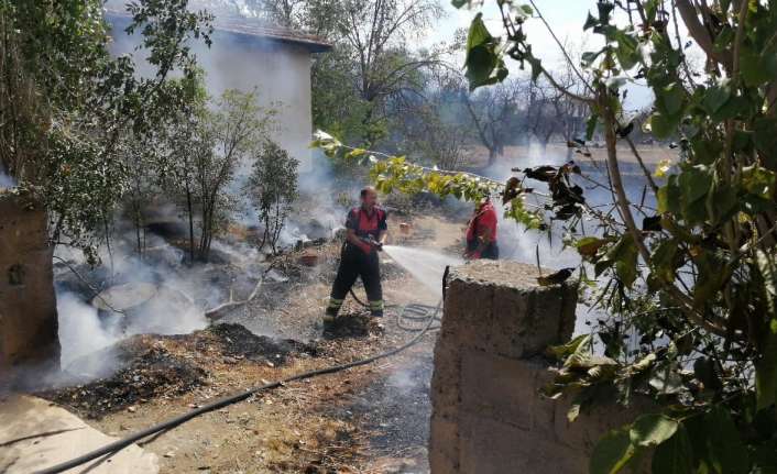 Erzincan’da bahçede kuru otların