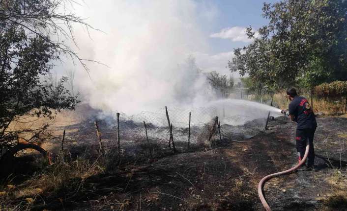 Erzincan’da bahçedeki kuru otların