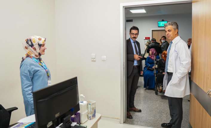 Poliklinik hizmetleri, yoğun bakım üniteleri ve acil servisleri ziyaret ederek