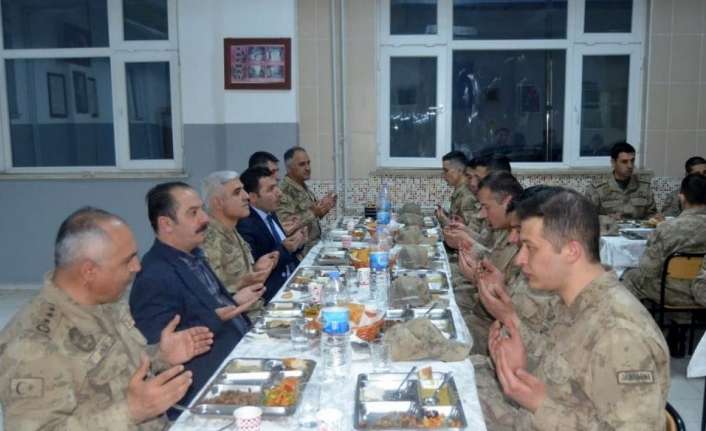 Refahiye Belediye Başkanı Çakmak Paçacı, iftarını Gümüşakar Jandarma Karakol personeli