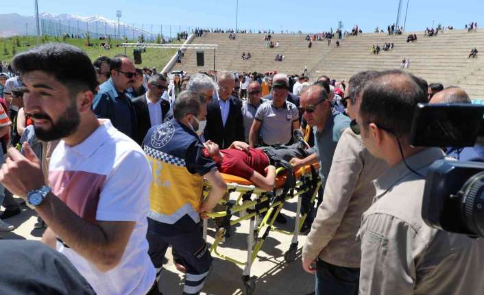 Erzincan’da düzenlenen etkinlik sonrası sıcak havanında etkisiyle bayılarak yere düşen