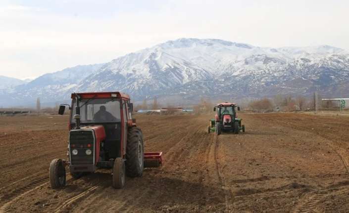 Erzincan’da belediye ekiplerince 60 dekarlık araziye arpa tohumu ekimi yapıldı.