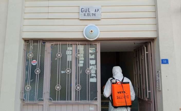 Erzincan Belediyesi korona virüs tedbirleri kapsamında Covid-19 vakası görülen apartmanlarda