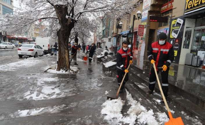 Erzincan’da yağan karla birlikte belediye ekipleri karla mücadele çalışmalarına start
