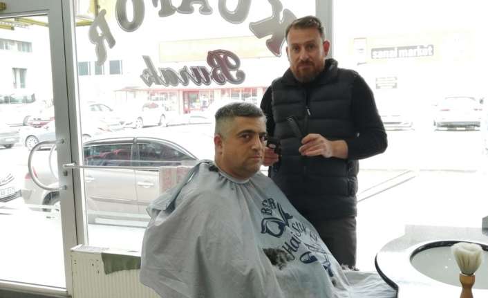 Erzincan’da yaklaşan Ramazan Bayramı dolayısıyla berberlerde yoğunluk yaşanıyor.