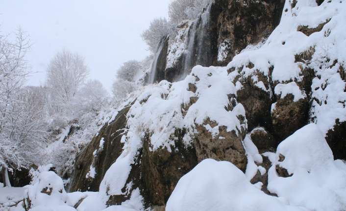 Kar yağışı ile beyaza bürünerek adeta beyaz gelinliğini giyen Erzincan’daki