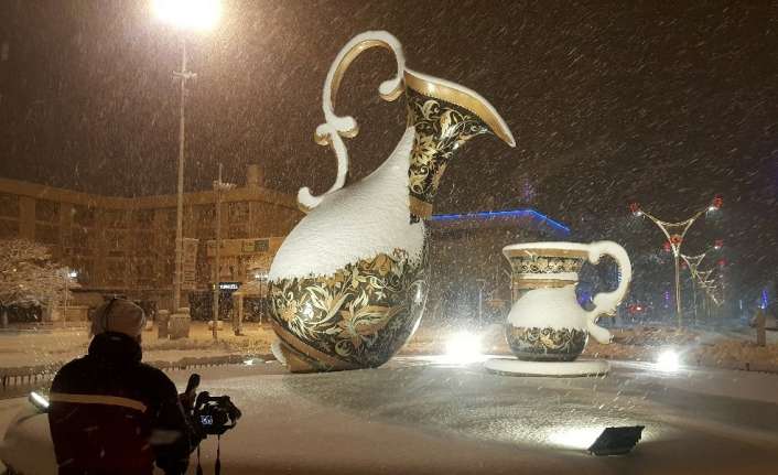 Erzincan’da gece saatlerinde başlayıp sabah saatlerine kadar etkisini sürdüren kar,