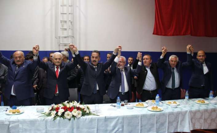 Binali Yıldırım Refahiye Gençlik Merkezinde bayramlaşma programına katıldı AK Parti Genel Başkan Vekili ve Türk Devletleri Teşkilat Aksakallıları