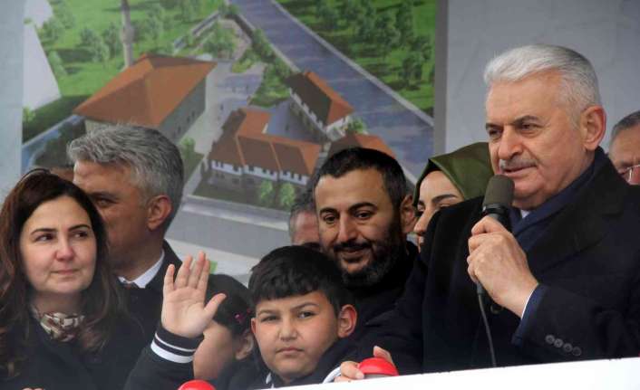 Erzincan’ın Refahiye ilçesinde AK Parti Genel Başkan Vekili Binali Yıldırım,