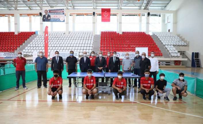 ‘Bir Gelecek’ sosyal sorumluluk projesi kapsamında Erzincanlı sporculara masa tenisi
