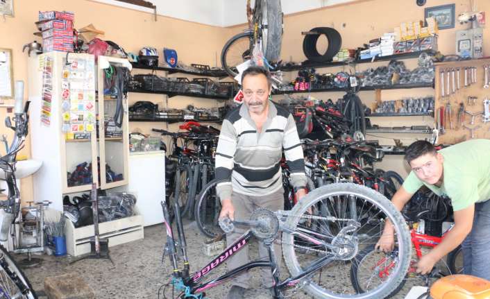 44 yıldır bisiklet tamirciliği mesleğini sürdüren 63 yaşındaki Mustafa Taşdemir;